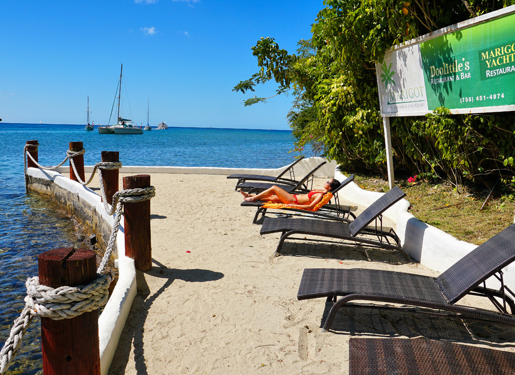 marigot-beach-loungin